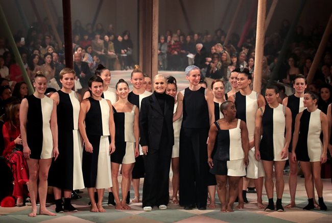 Италианската модна дизайнерка Мария Грация Киури представи колекцията си за "Диор" в рамките на Седмицата на висшата мода в Париж. СНИМКИ: Ройтерс