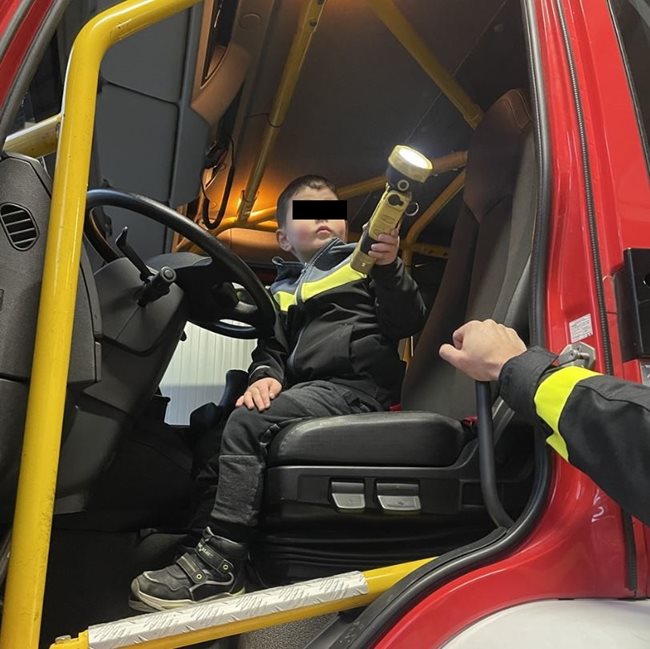 Внукът на Николина Чакърдъкова Христо, от дъщеря й Мария, се влюбил в пожарната кола. СНИМКИ: Фейсбук на Мария Чакърдъкова