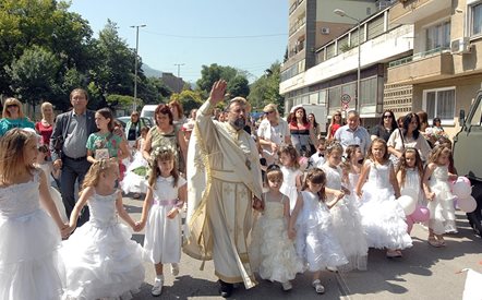 300 момиченца станаха булки на Еньовден (Галерия)