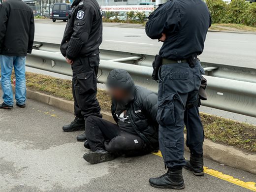 Полицаи преследват крадец, катастрофират, но спасяват BMW (обзор)