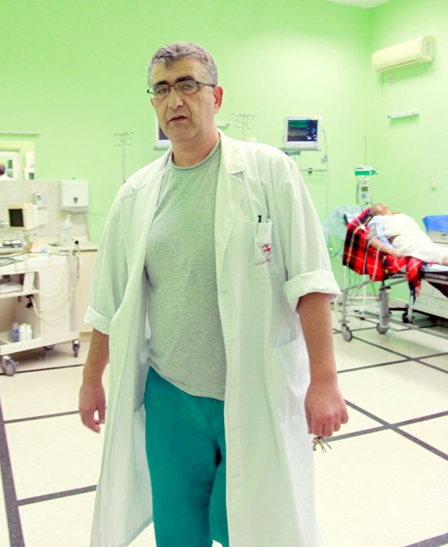 Д-р Хубанов по време на работа в спешното отделение на Александровска болница.