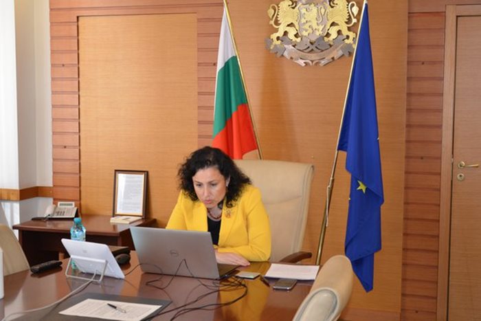 В сряда Десислава Танева проведе видеоконферентен разговор с представители на веригите. Министърката е категорична, че няма да отстъпи от идеята български пресни продукти да се продават в магазините.