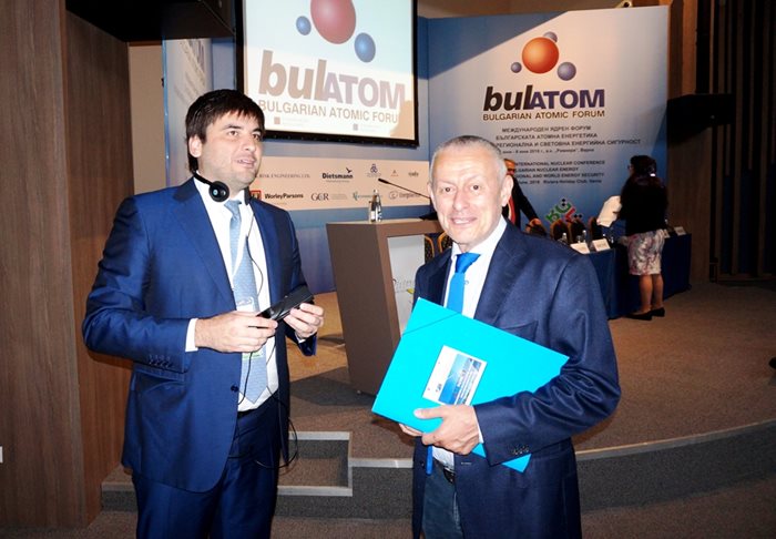 Вадим Титов и Соломон Паси разговарят в кулоарите на конференцията.