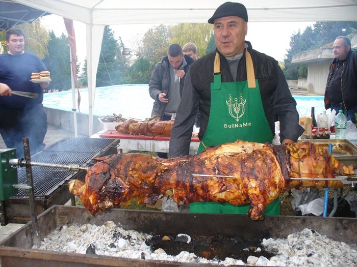 Месото на източнобалканската свиня е висококачествено, с ниско количество на мазнини - това бе демонстрирано днес по време на дегустация в Тракийския университет.
Снимка: Ваньо Стоилов