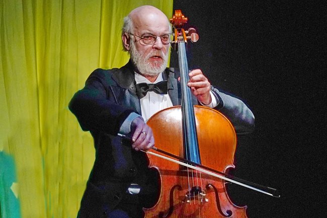 Виолончелистът проф. Анатоли Кръстев, който също е част от спектакъла  “Какво да правим с виолончелото”.