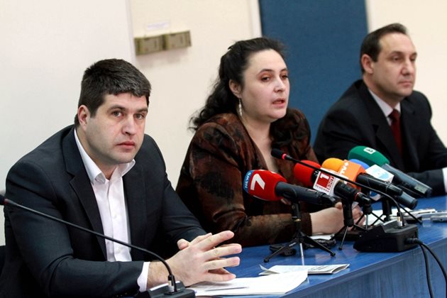 Росен Бъчваров (най-вляво) и Боряна Георгиева от НАП обявиха официалния старт на данъчната кампания.