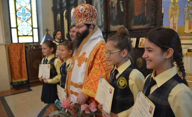 Главният секретар на св. Синод Мелнишкият епископ Герасим с наградени деца от конкурса "Възкресение Христово 2017"