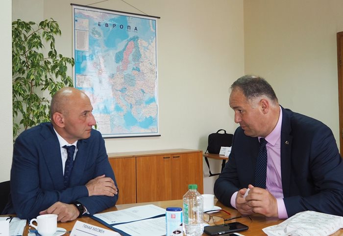 Главният изпълнителен директор на “Енерго-Про Варна” Момчил Андреев се срещна с областния управител на Разград Гюнай Хюсмен (вдясно).