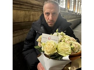 Лили Иванова подари букет от бели рози на Мариус Куркински