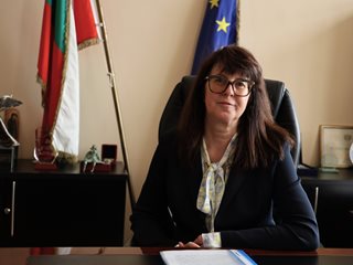 Министър Кондева удължи забраната за износ на инсулини с още месец