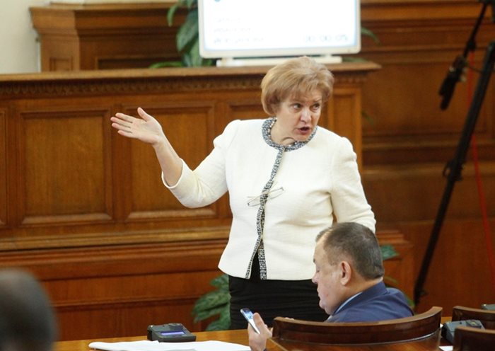 Шефката на бюджетната комисия Менда Стоянова заяви, че дефицитът догодина може да надхвърли 1,7 млрд. лв. заради служебните правителства.