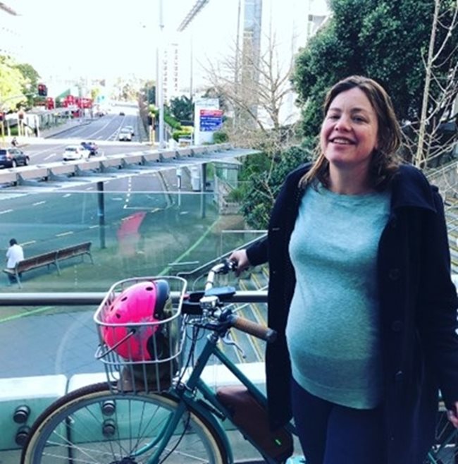 Новозеландската министърка отиде да ражда на колело СНИМКА: инстаграм/juliennegenter