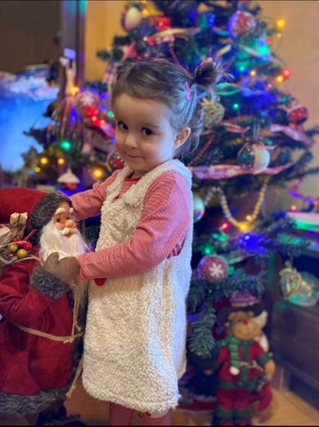 Сияна е застанала пред празничната украса в дома си в Ботевград в очакване на Дядо Коледа. И със сигурност ще получи много подаръци, защото винаги е била най-доброто дете.
Тя може да е само на две години и половина, но вече за трети път участва в празничния фотоконкурс на “24 часа”.
