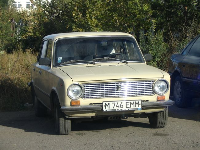 Първият модел, носещ номер 2101, е разработен на основата на FIAT 124.