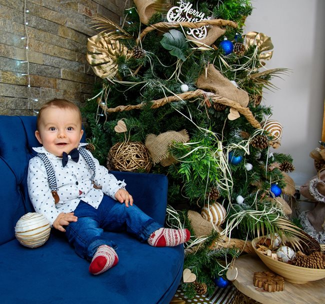 Стилен и усмихнат, 9-месечният Петър Никифоров от София посрещна първата си Коледа. 