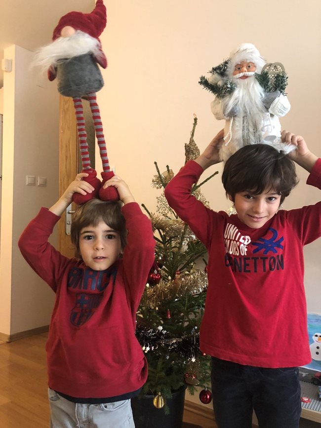 4-годишният Матео и 6-годишният Давид са приготвили за Дядо Коледа дълъг списък с желания и се чудят как белобрадият старец ще побере всички подаръци в чувала си.