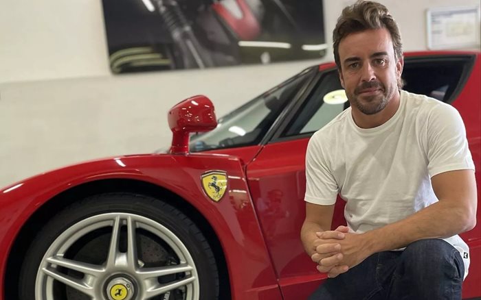 Двукратният шампион във Формула 1 Фернандо Алонсо продава своето Ferrari Enzo на търг в Монако. Снимки: Monaco Car Auctions