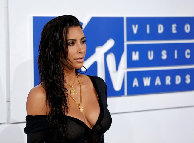 Ким Кардашиян на наградите на MTV с прическа, леко наподобяваща влажна коса.