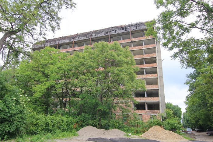 Изоставената от десетилетия сграда на едновремешния Институт по педиатрия никога не е била консервирана.

СНИМКА: “24 ЧАСА”

