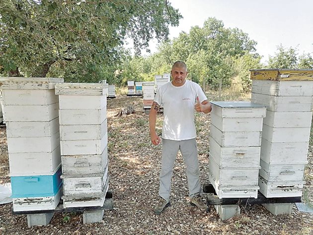 Борис Бормалийски е с над 20 години опит като пчелар