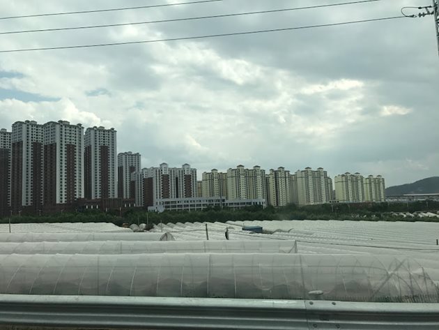 Китай - небостъргачи и парници докъдето стига поглед