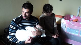 Слепите Нурел и Феим посрещат Коледа в студентска стая с най-големия си дар - бебето им Денис