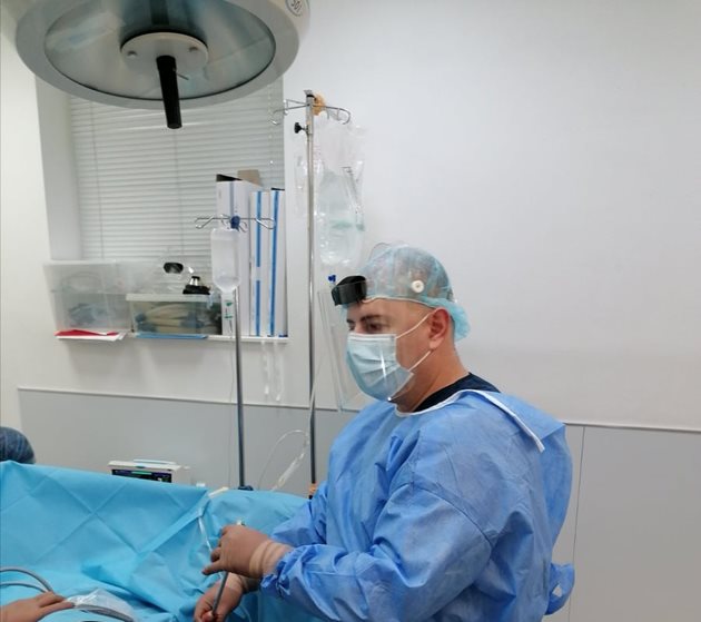 д-р Александър Боцевски, Хил клиник уролог в операционната