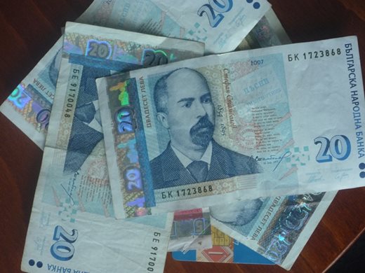 Евростат: Почти една пета от българите работят за малки заплати