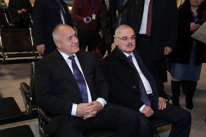 Бойко Борисов и Артур Расизаде опитаха и седалките, на които пътниците в Баку ще изчакват да ги повикат за полета до България.