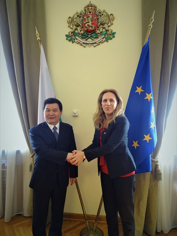 Марияна Николова с новия посланик на Китайската народна република у нас Дун Сяодзюн Снимки: Министерски съвет