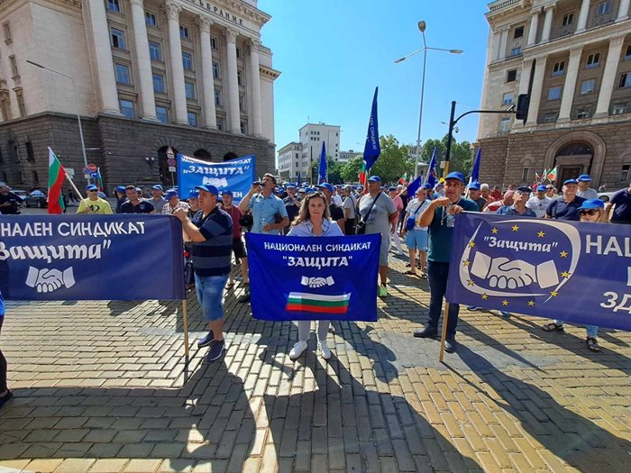 Синдикат „Защита“ протестират
Снимка: Велислав Николов