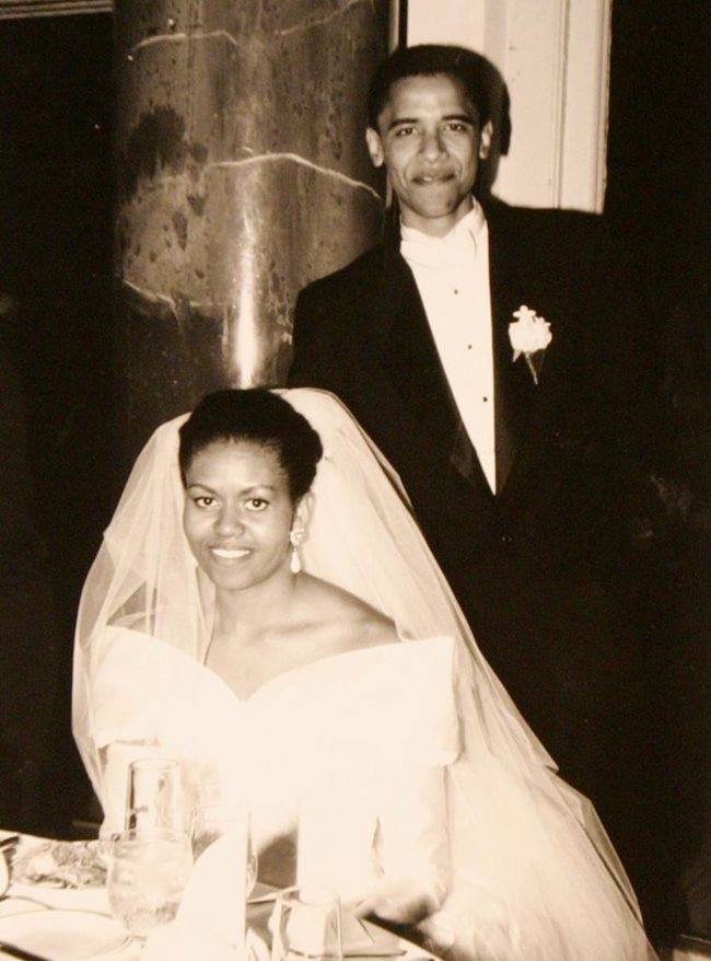 Барак Обама и Мишел Обама - семейна снимка от сватбения им ден, 18 октомври 1992 година.