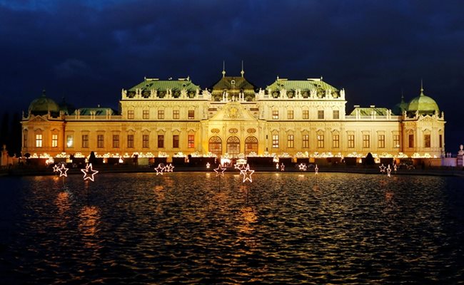 В езерото пред двореца "Белведере" във Виена грейнаха звезди