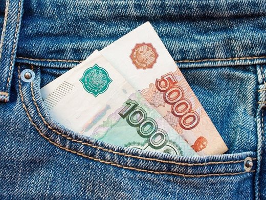 Руснаците трескаво теглят парите си от банките  - близо 1,7 трилиона рубли от петък