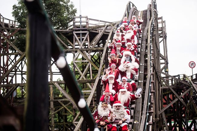 Годишния световен конгрес на Дядо Коледа се провежда в увеселителния парк "Bakken" близо до Копенхаген от 1957г. и винаги е през лятото.