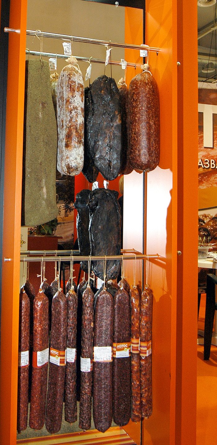 Колбасари от Горна Оряховица търгуват колбаси онлайн.
