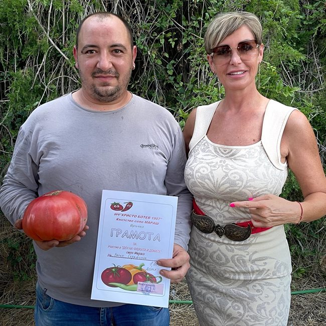 Васил с домата-гигант и певицата Джина Стоева