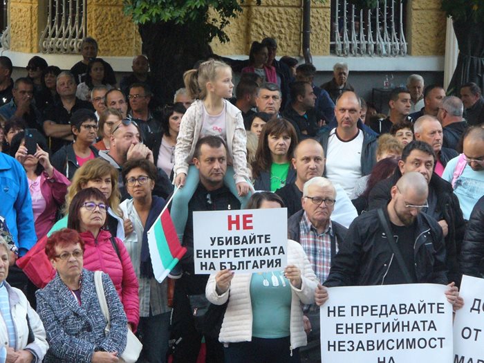 На протеста в Стара Загора тази вечер спонтанно дойдоха хора на различна възраст.
Снимка: Ваньо Стоилов