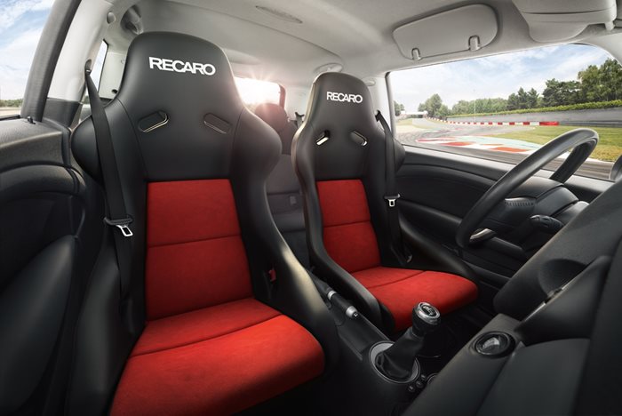 Седалките на Recaro са неизменен аксесоар в спортните коли. Снимка: Recaro