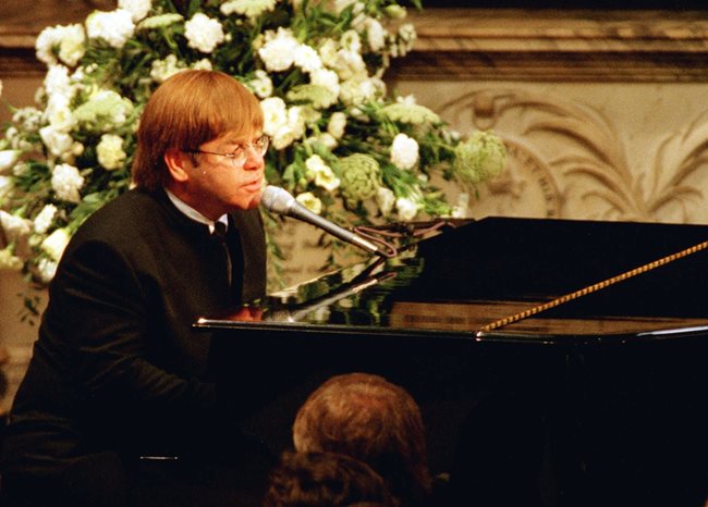 Елтън Джон пее пренаписана версия на песента си  'Candle in the wind' в знак на почит към Даяна 
на нейното погребение в лондонското абатство Уестминстър, 6 септември 1997 г. Снимка: Ройтерс