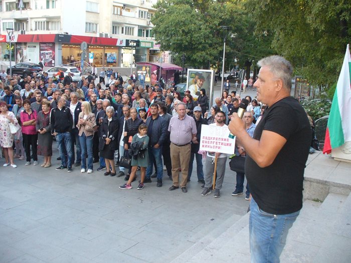 Мъж, който се представи като Христо Христов, се нае да води митинга в Стара Загора. Предварително той направи уговорката, че не е кандидат на местните избори и че той и близките му не работят в комплекса "Марица изток".
Снимка: Ваньо Стоилов