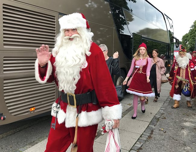 Една от участниците от парада, Санта Чери от Канада каза, че има много повече от това просто да облечеш костюм на Дядо Коледа.