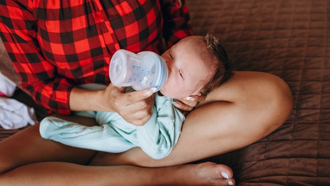 10 неща, които да не казвате на жена, която храни бебето си с адаптирано мляко