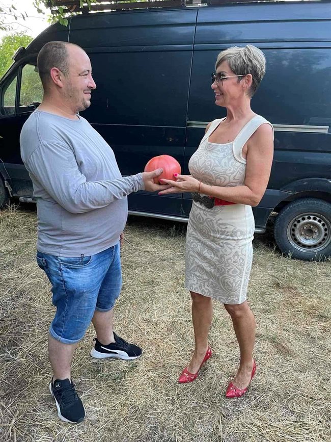 Васил подарява друг огромен домат на Джина Стоева