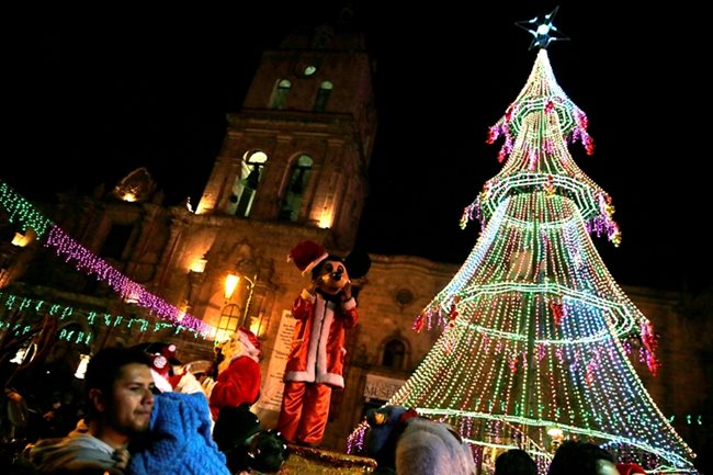 В боливийския град Ла Пас коледната елха всяка вечер събира десетки хора в центъра