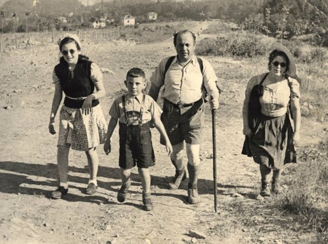 Ицко Финци на разходка в планината с бащата, майката и сестра си.