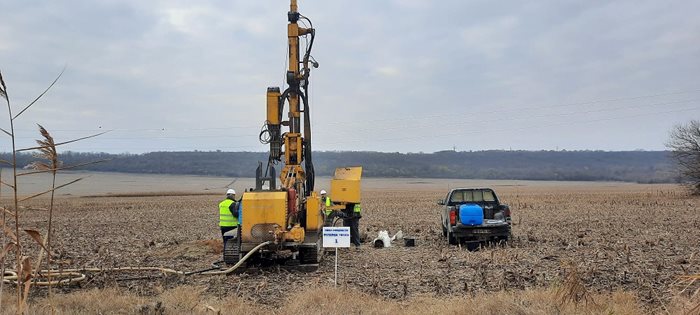 Момент от проучване на терена  на площадката, одобрена за разполагане на новите ядрени блокове в АЕЦ “Козлодуй”.