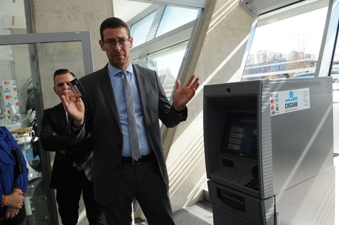 Изпълнителният директор на СИБАНК Кристоф де Мил демонстрира новия безконтактен банкомат