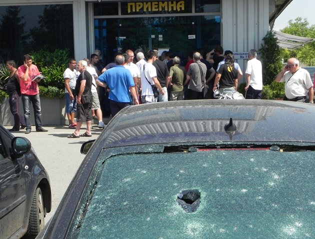 Стотици софиянци се редиха на опашка, за да си оправят колата след градушката през юли 2014 г.