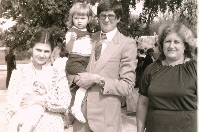 Румен и Ваня Овчарови с децата си Яна и Слав на 9 септември 1981 г. в Козлодуй. Вдясно е майката на Овчаров.